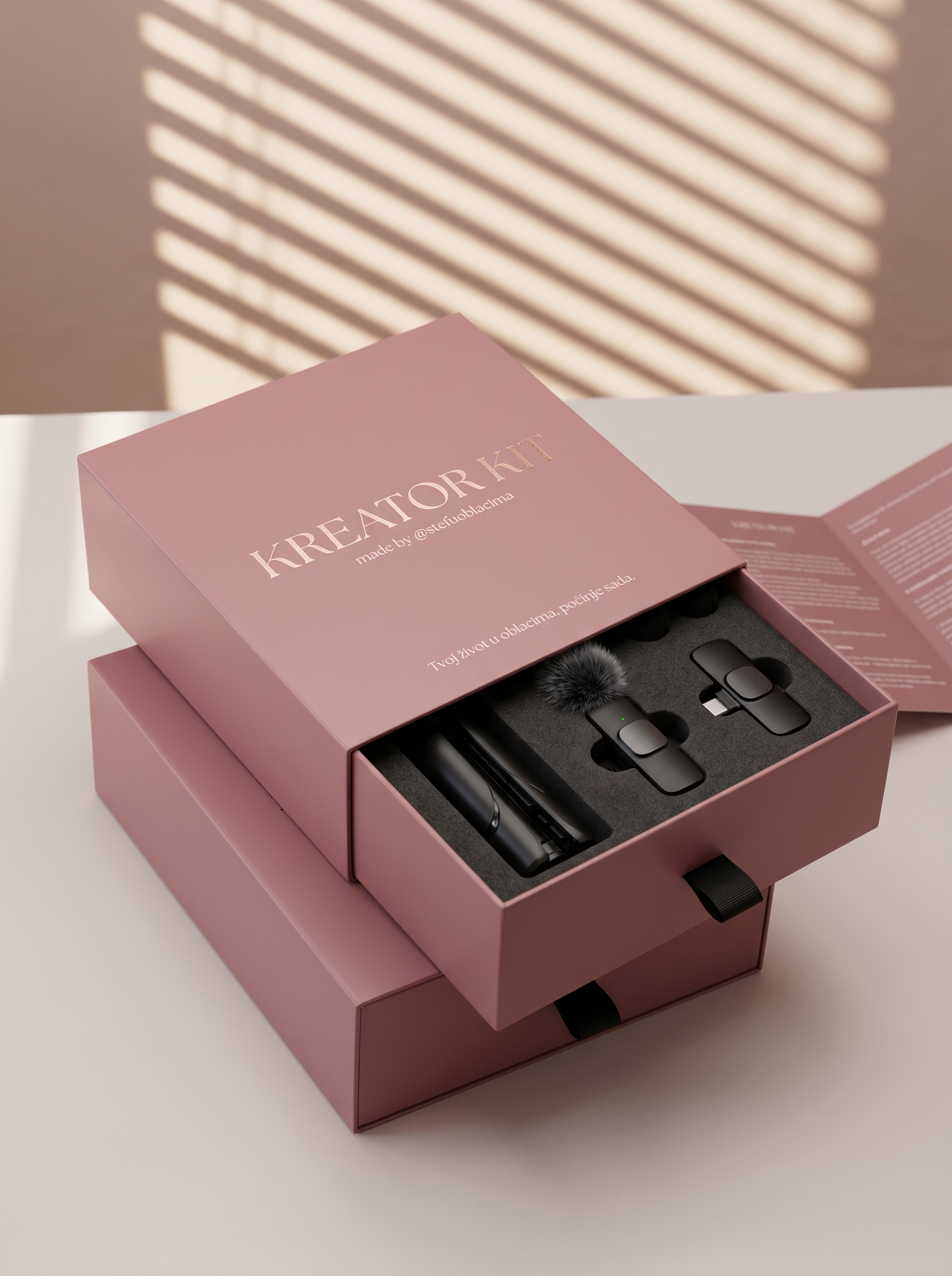 Kreator Kit — roze kutija sa bežičnim mikrofonima i tripodom.